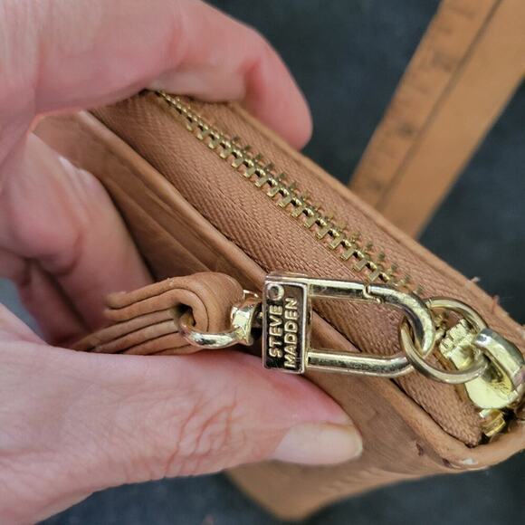 Steve Madden wallet‎ embossed tan - Picture 4 of 7